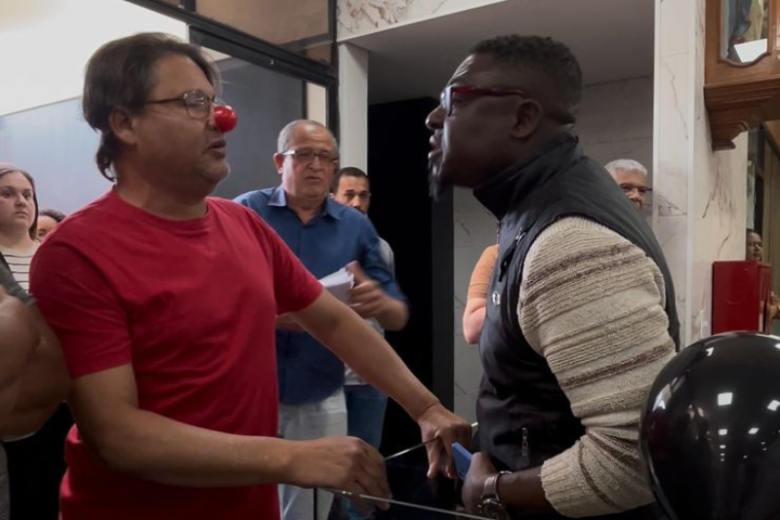 Vereador Elias Lima confronta manifestante após suposta ofensa pessoal na Câmara de Itabira