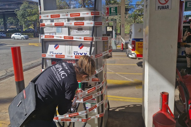 Quatro postos de combustíveis são interditados por produto adulterado em BH; confira a lista
