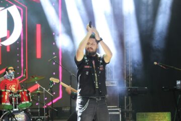 Gerações se unem em Itabira durante shows do Dia Mundial do Rock no 51° Festival de Inverno
