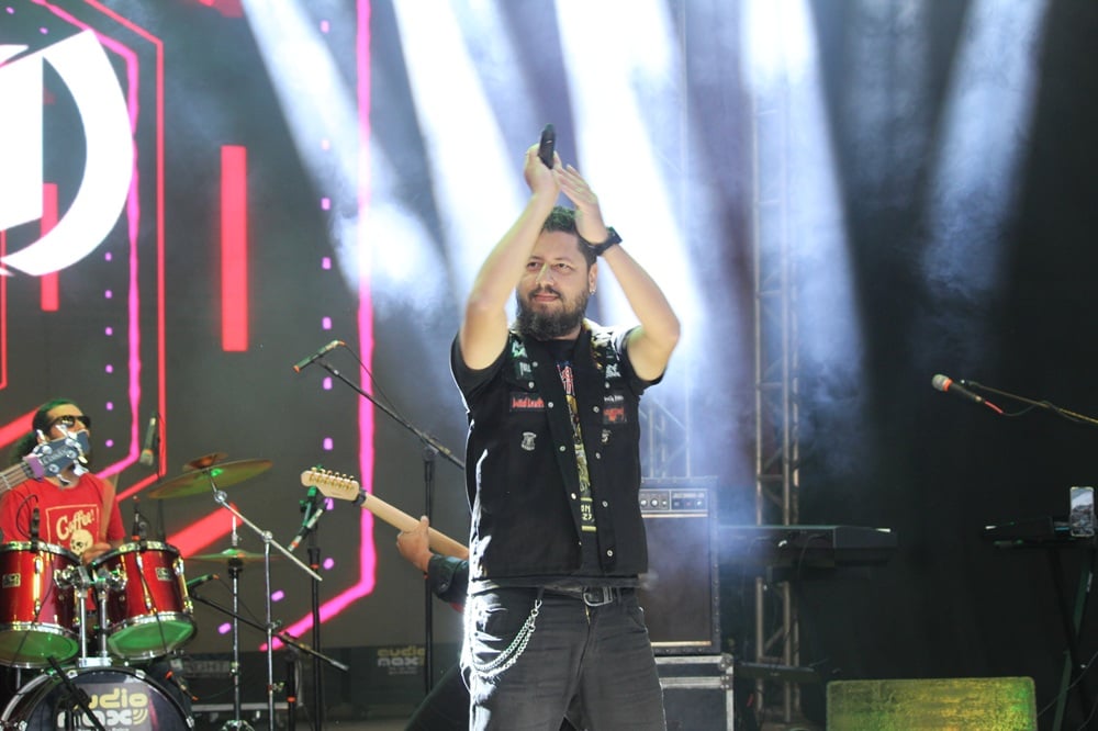 Gerações se unem em Itabira durante shows do Dia Mundial do Rock no 51° Festival de Inverno