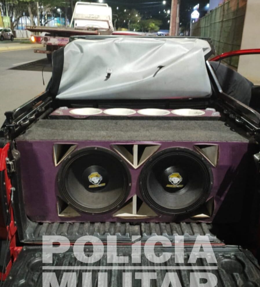 PM apreende veículo e prende homem por perturbação do sossego, em Itabira