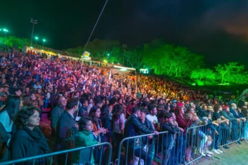Festival de Inverno de Itabira tem domingo com rock, teatro de rua e contação de histórias