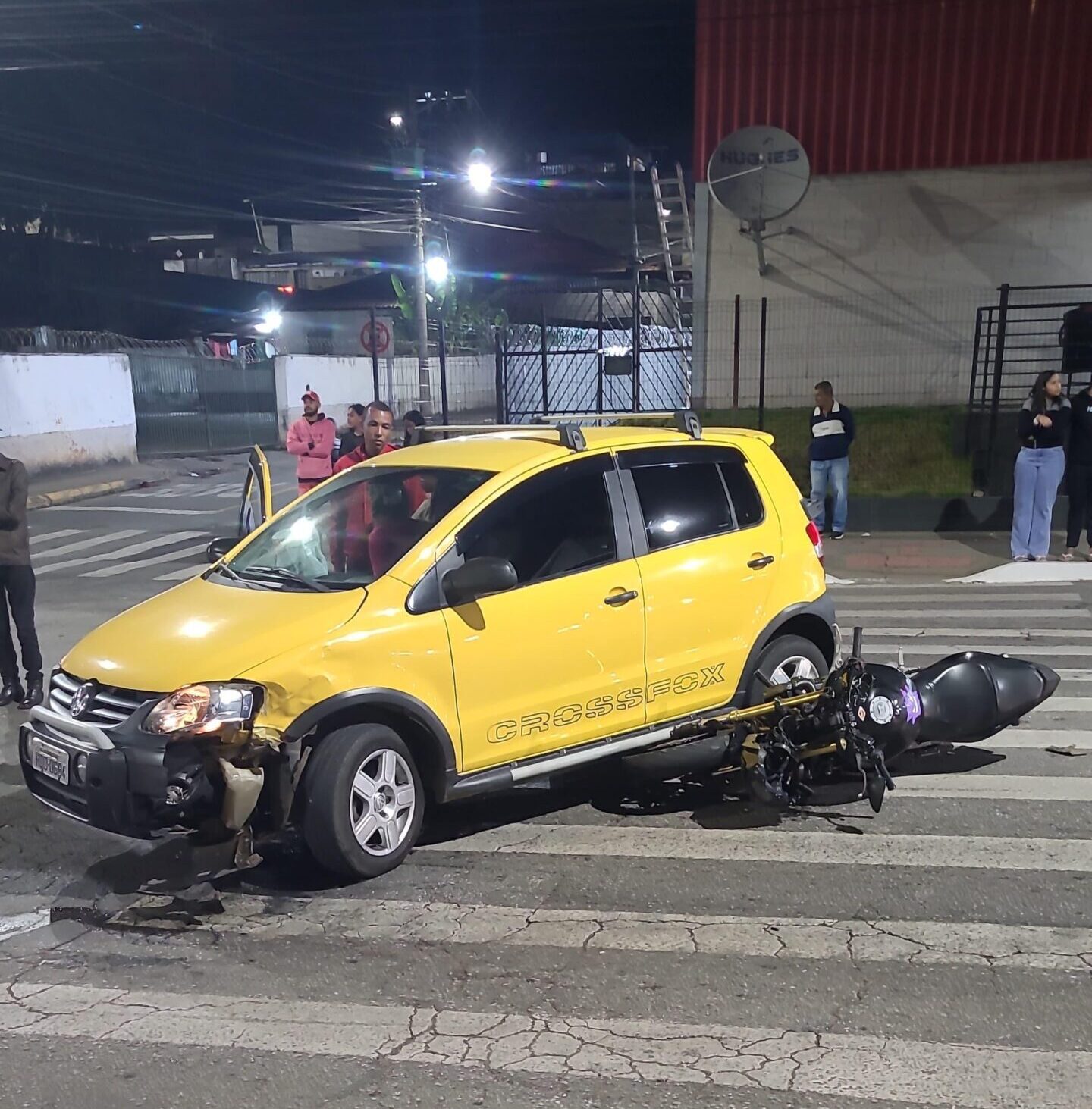 Três pessoas se ferem em colisão entre carro e motocicleta, em João Monlevade