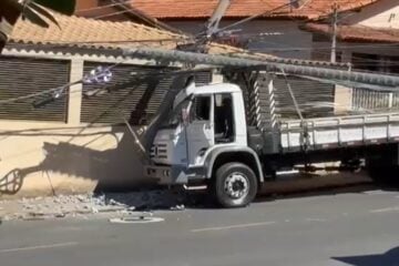 Motorista se distrai e derruba poste no bairro República, em João Monlevade
