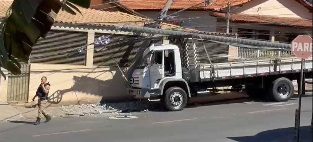 Motorista se distrai e derruba poste no bairro República, em João Monlevade