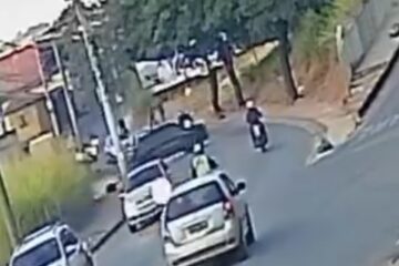 Colisão entre carro e moto deixa casal ferido na rua Gameleira, em Itabira