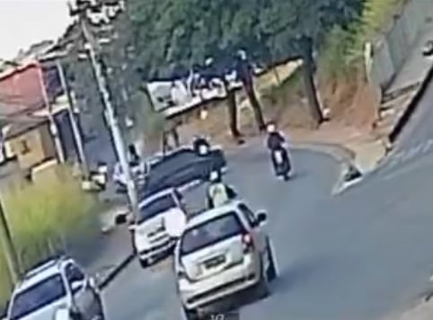 Colisão entre carro e moto deixa casal ferido na rua Gameleira, em Itabira