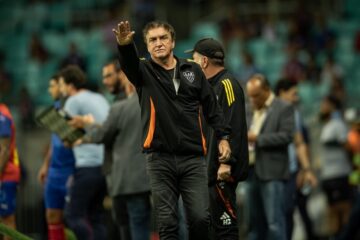 Cuca comemora vitória do Atlético na Sul-Americana, mas faz alerta: “Confronto está aberto”