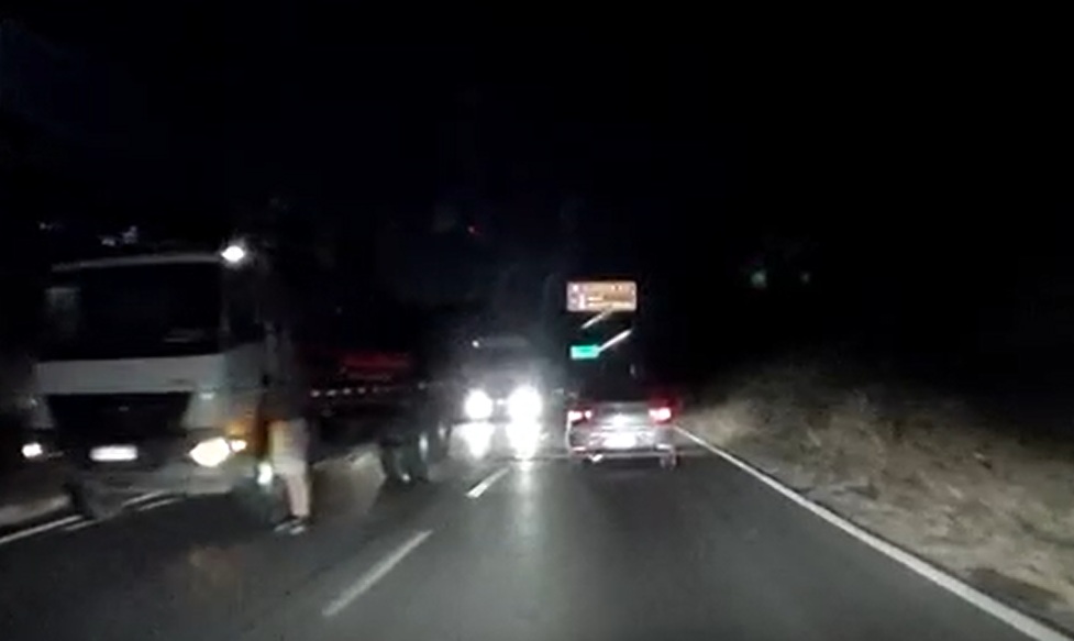 Novos registros mostram caminhões e carretas trafegando na contramão no trevo de Caeté, na BR-381