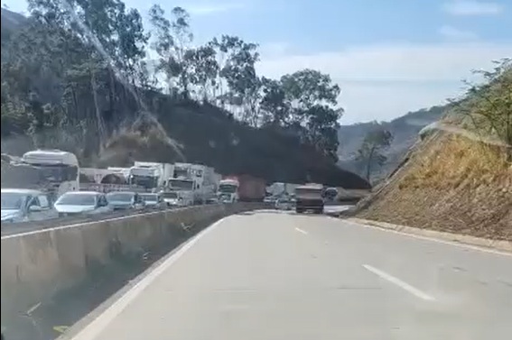 Deslizamento de terra interdita a BR-381 e provoca congestionamento no Vale do Aço