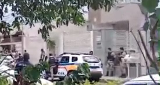 Desentendimento em redes sociais causou briga que terminou com mulher ferida na rua Dona Modestina