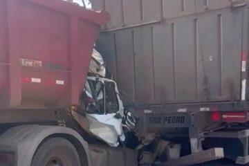 Engavetamento entre carretas deixa motorista preso nas ferragens na BR-381, em Antônio Dias