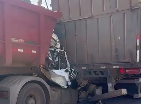 Engavetamento entre carretas deixa motorista preso nas ferragens na BR-381, em Antônio Dias