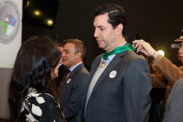 O deputado Tito Torres recebe a Medalha de Mérito Ambiental por atuação na presidência da Comissão de Meio Ambiente da ALMG