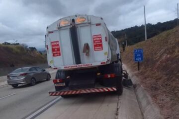 Caminhão varredeira faz serviço de limpeza na BR-381