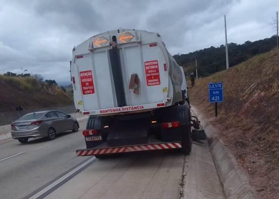 Caminhão varredeira faz serviço de limpeza na BR-381