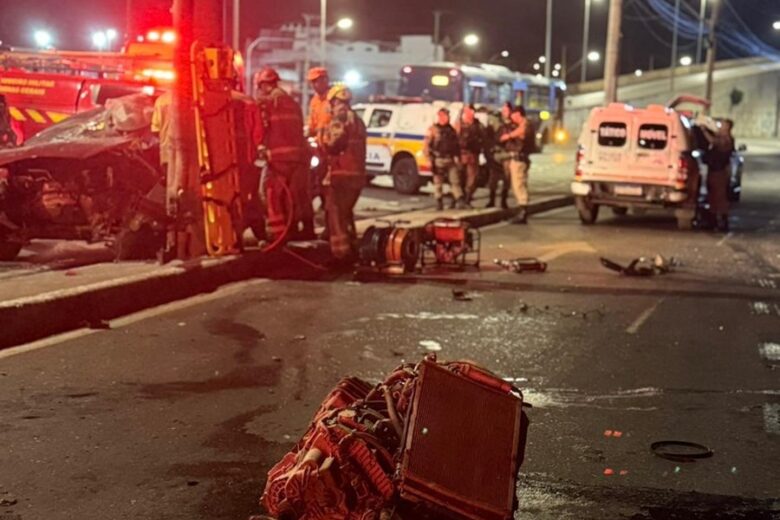 Perseguição policial termina em acidente e três pessoas ficam feridas em BH