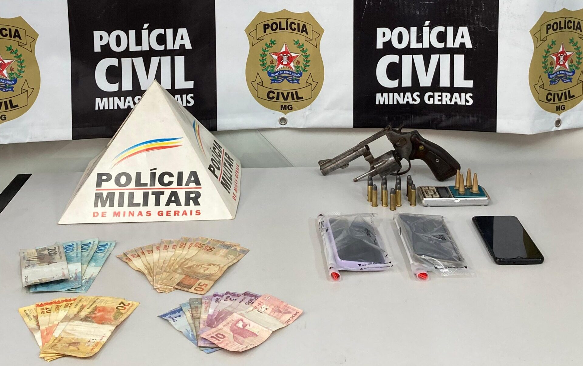 Homem é preso com arma, drogas e animais silvestres em operação em Barão de Cocais