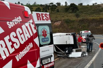 Van tomba na BR-381 entre João Monlevade e São Gonçalo e causa interdição da pista