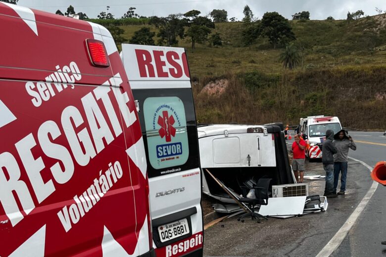 Van tomba na BR-381 entre João Monlevade e São Gonçalo e causa interdição da pista