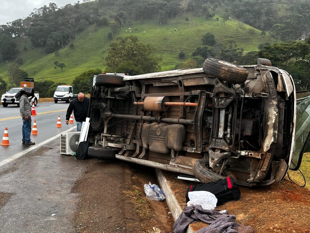 Van tomba na BR-381 entre João Monlevade e São Gonçalo e causa interdição da pista