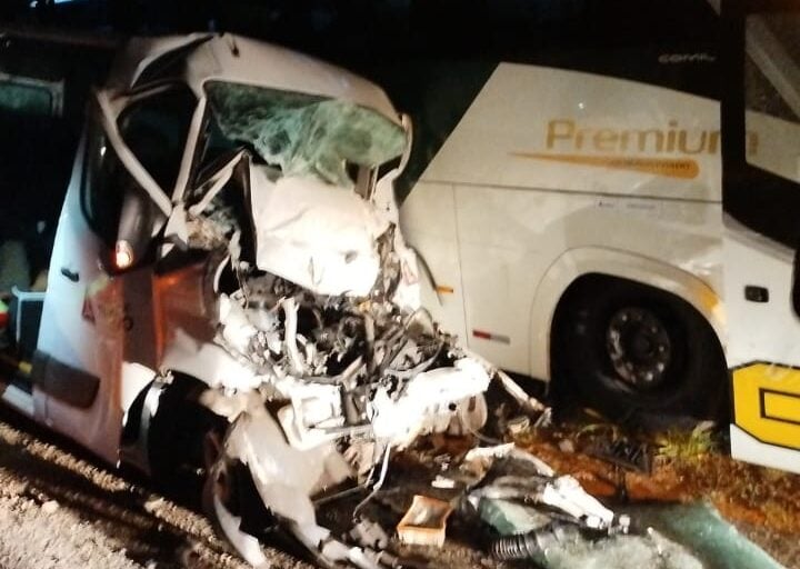 Grave acidente entre ônibus da Gontijo e van da Prefeitura de Timóteo deixa dois mortos na BR-381