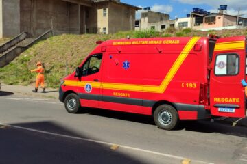Bombeiros atendem motociclista após colisão com carro e moto em rotatória da avenida Mauro Ribeiro Lage, em Itabira