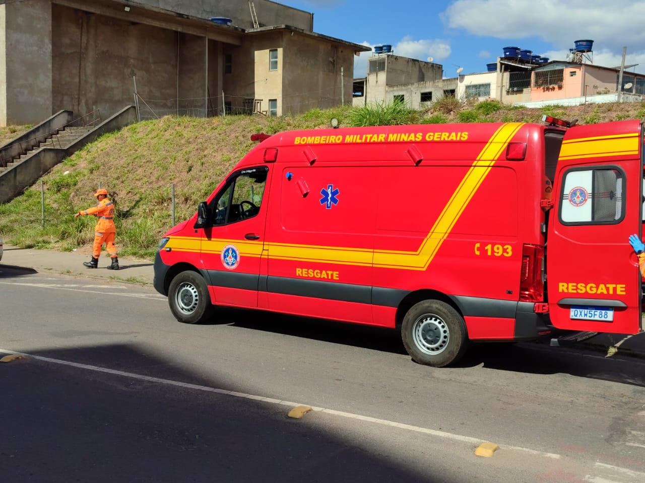Bombeiros atendem motociclista após colisão com carro e moto em rotatória da avenida Mauro Ribeiro Lage, em Itabira