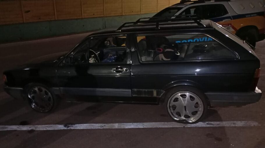 Colisão entre carro e moto deixa dois feridos graves na estrada de acesso a Senhora do Carmo, em Itabira