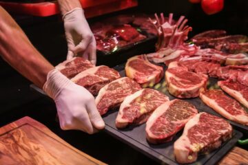 Açougueira é demitida por pesar picanha com preço de coxão mole para favorecer conhecidos