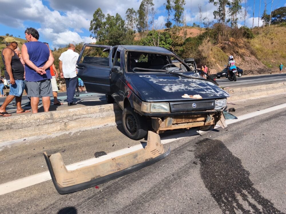 Criança é arremessada de carro em grave acidente na BR-381, em Nova Era