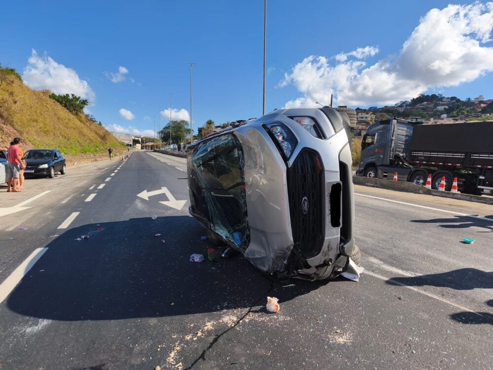 Criança é arremessada de carro em grave acidente na BR-381, em Nova Era