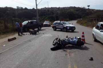 Colisão entre motos deixa três feridos no bairro Ribeira de Cima, em Itabira