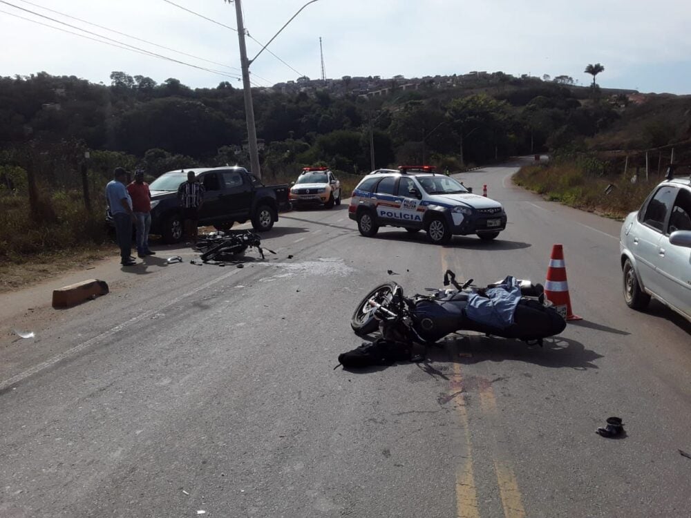 Colisão entre motos deixa três feridos no bairro Ribeira de Cima, em Itabira