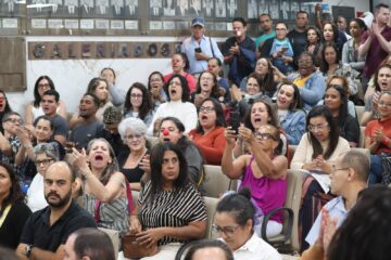 Servidores da Prefeitura de Itabira lotam plenário da Câmara para manifestar contra fim do cartão alimentação 