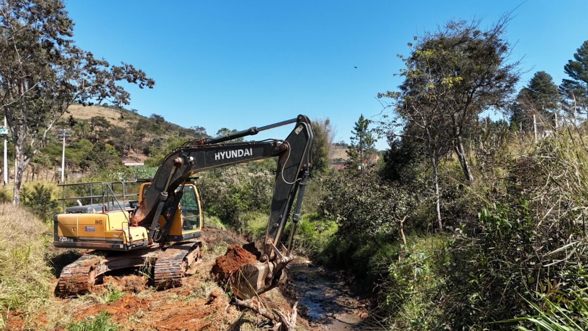 Após 14 anos entupidas, manilhas são desobstruídas no Barro Branco, em Itabira