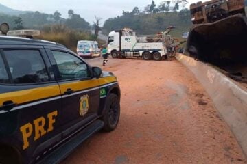 Homem morre após carreta tombar na BR-040, em Congonhas
