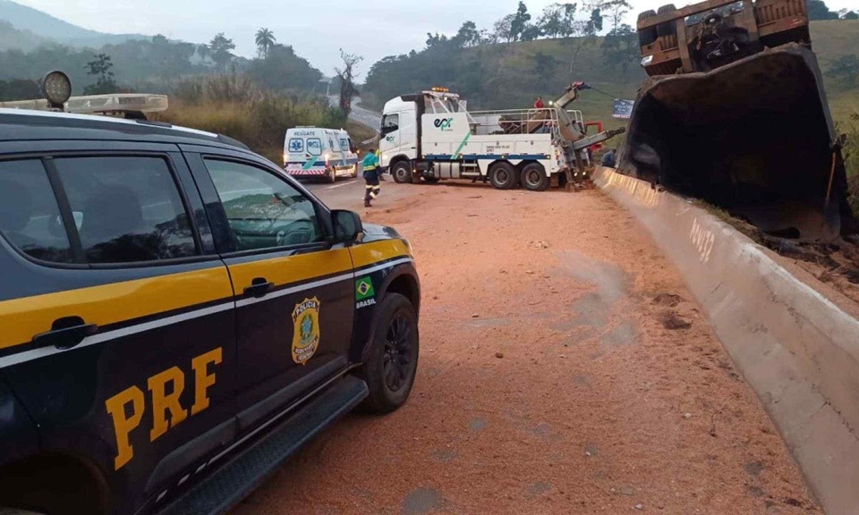 Homem morre após carreta tombar na BR-040, em Congonhas