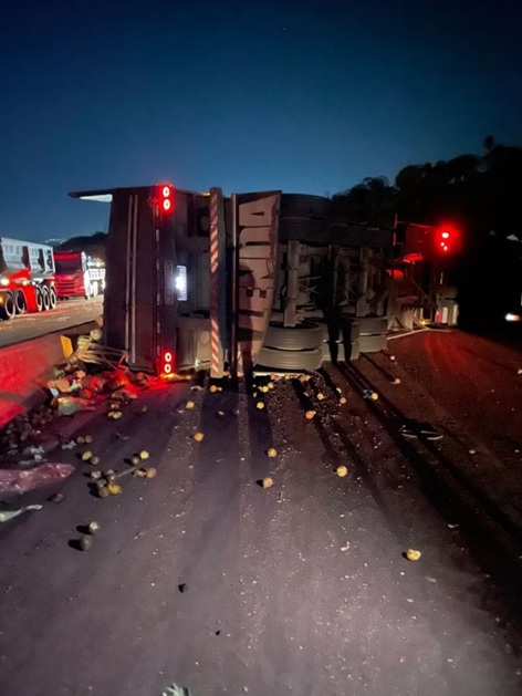 BR-381: acidentes com carretas geram longo congestionamento na Fernão Dias