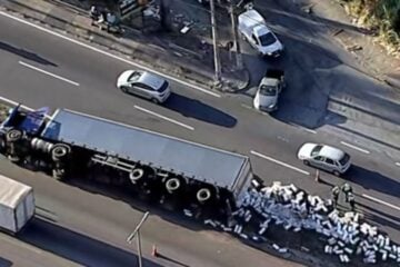 Carreta tombada complica trânsito no Anel Rodoviário nesta quinta-feira