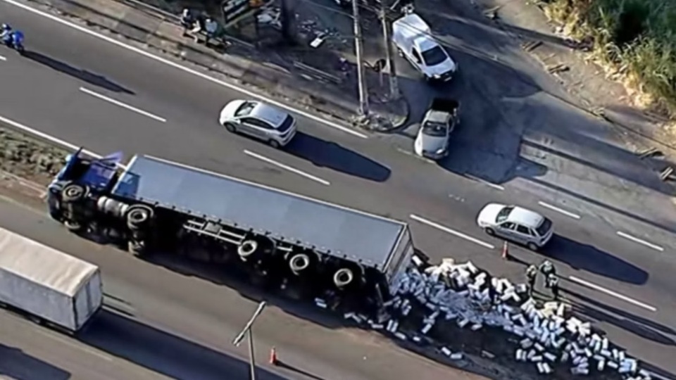 Carreta tombada complica trânsito no Anel Rodoviário nesta quinta-feira