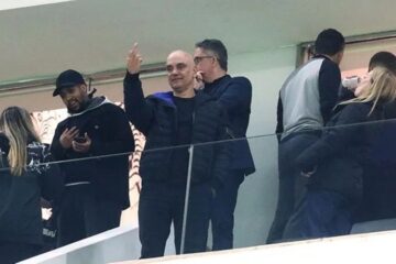 Sob sanções dos EUA, Alexandre de Moraes aparece no estádio e faz gesto obsceno durante clássico