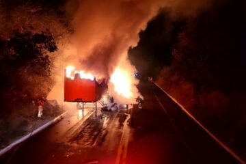 Bombeiros combatem incêndio em carreta na BR-251, em Salinas