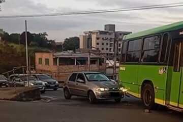 Colisão entre carro e ônibus causa lentidão no trânsito em rotatória de Itabira