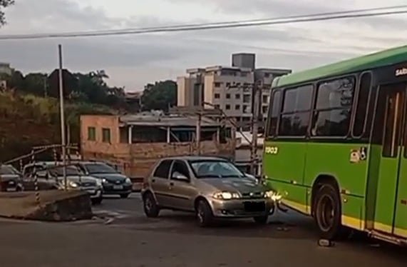 Colisão entre carro e ônibus causa lentidão no trânsito em rotatória de Itabira