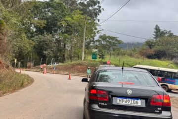 Serviço de roçada interdita trecho da estrada 105, em Itabira, na manhã do sábado