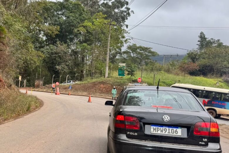 Serviço de roçada interdita trecho da estrada 105, em Itabira, na manhã do sábado