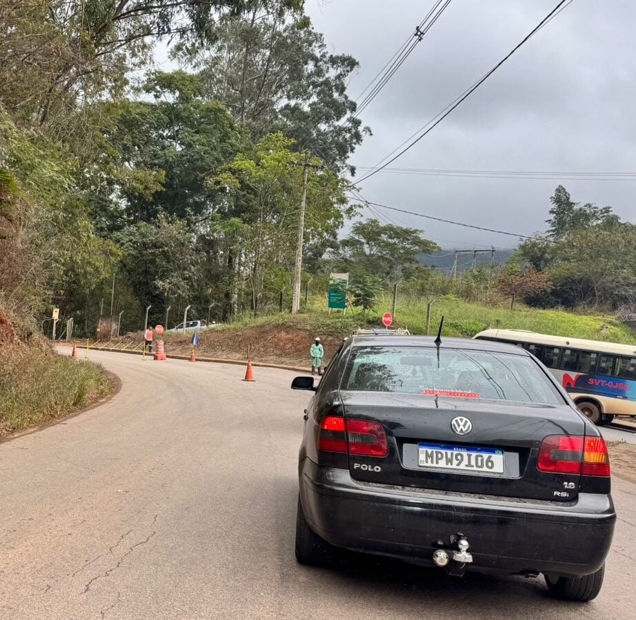 Serviço de roçada interdita trecho da estrada 105, em Itabira, na manhã do sábado