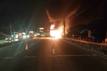 Ônibus pega fogo e interdita parcialmente a Via Expressa de Contagem