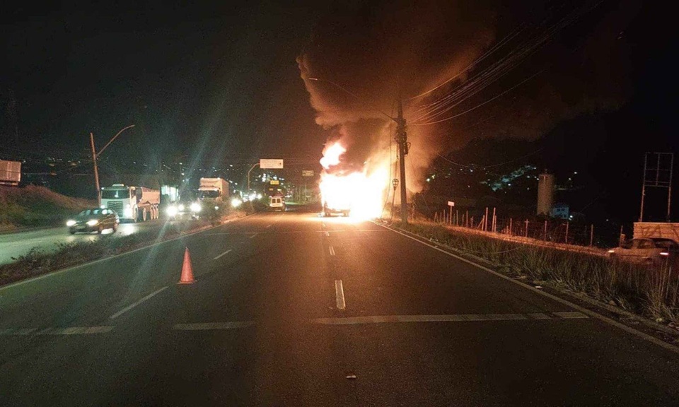 Ônibus pega fogo e interdita parcialmente a Via Expressa de Contagem
